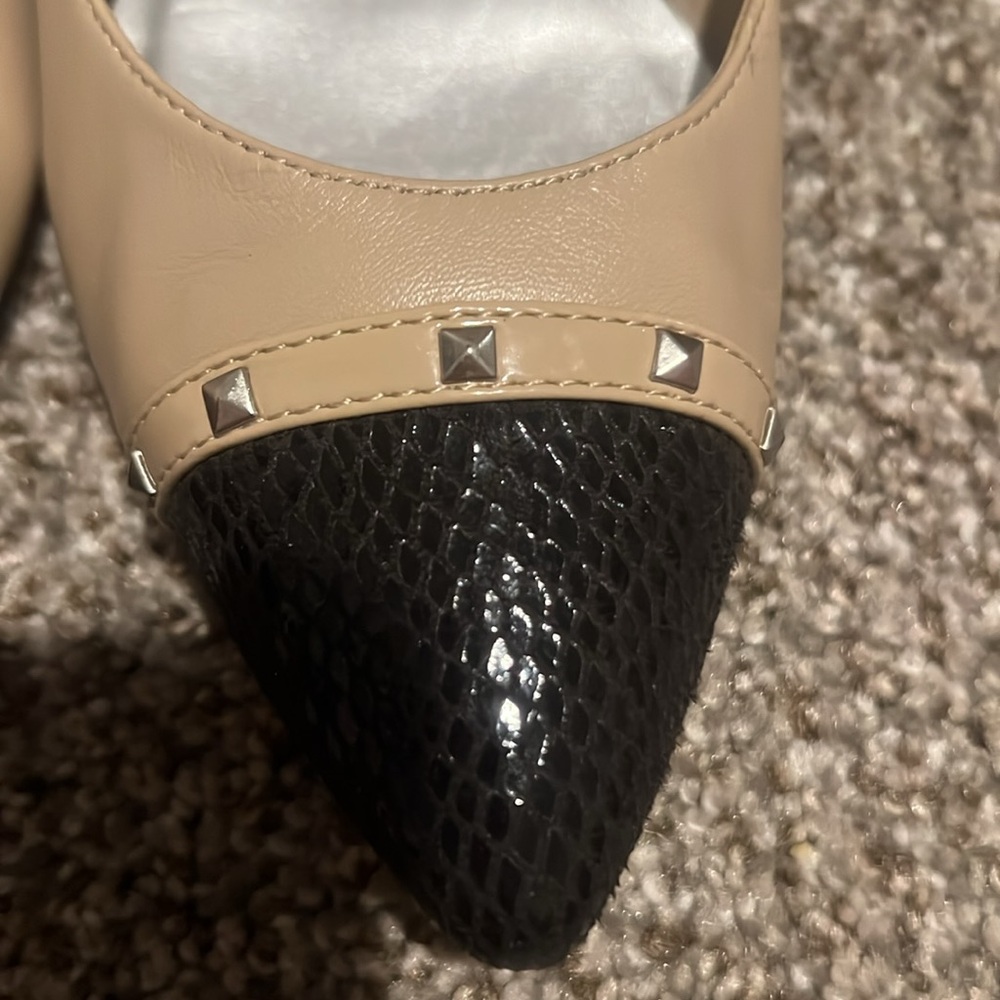 White House Black Market Beige and Black Women's Flats - Picture 5 of 5